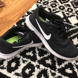 Nike tennis shoes Free Run